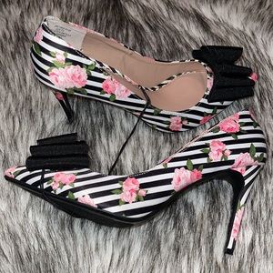 NWT Betsey Johnson Bret Striped Floral d'orsay Pump 7.5